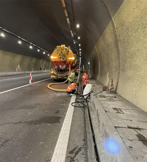 湘东隧道排水渠清淤